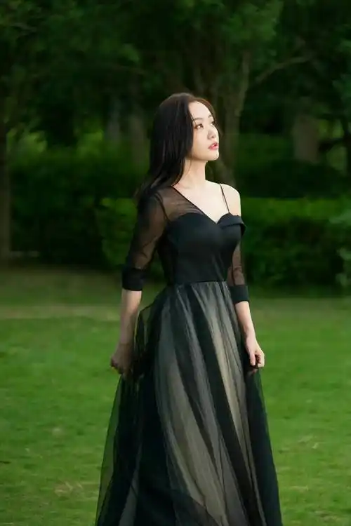 杨蓉编发披肩真好看,一身黑色薄纱连衣裙典雅浪漫,气质更是迷人_设计