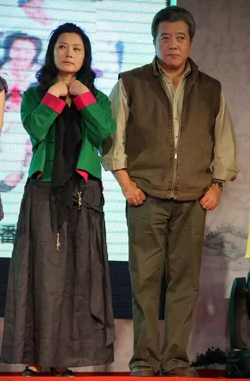 何赛飞美得很有韵味虽然打扮得很成熟但是看着却不老