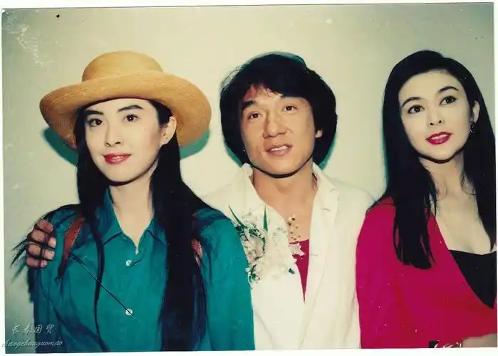 王祖贤早年与众明星合影照曝光 青春靓丽满脸胶原蛋白