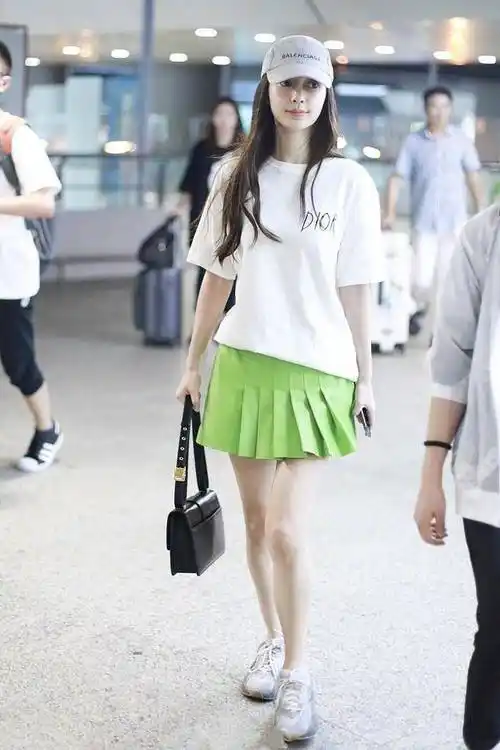 原创杨颖百褶裙绿得发光搭配t恤太显白机场街拍懒理离婚传闻
