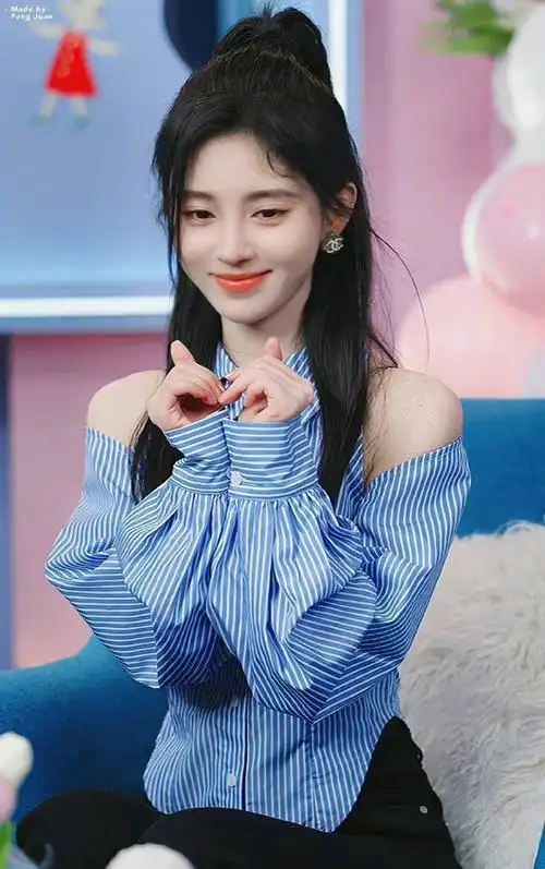 鞠婧祎比心三连拍##鞠婧祎比心好甜