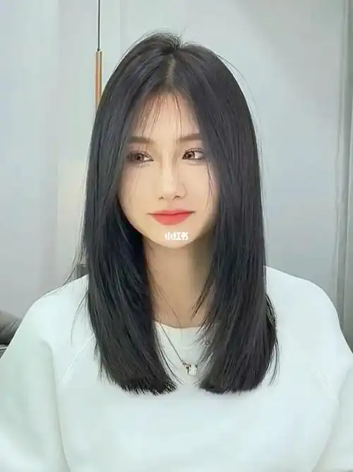 不挑季节适合所有女生中长发发型