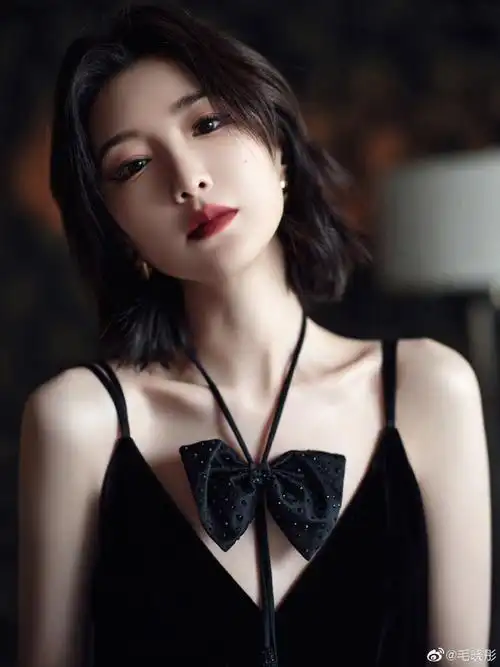 毛晓彤黑色吊带露背连体裤造型##毛晓彤黑丝绒露背套装造型##毛晓