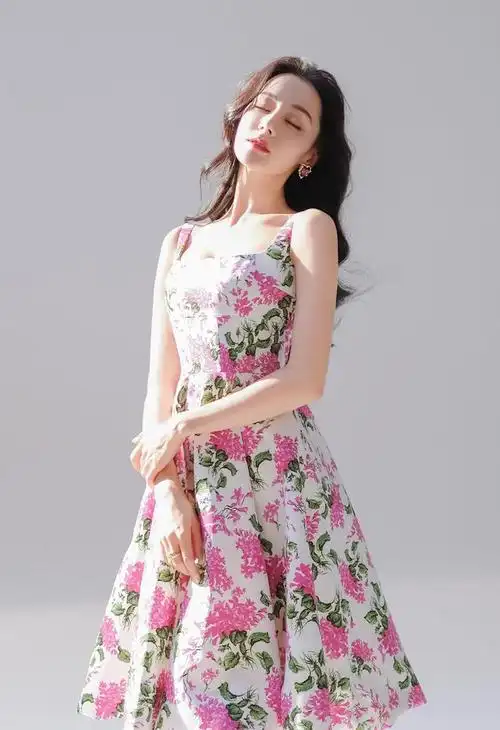 迪丽热巴碎花裙大片侧拍甜美可爱