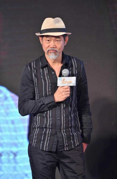 68岁艺人元华保养有道肌肉结实堪比年轻人,每日坚持倒立有心有力