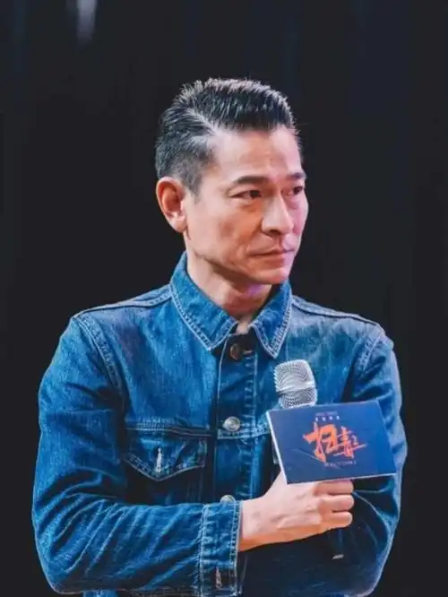 真人气王刘德华现身扫毒2路演粉丝自带凳子只为一睹真容