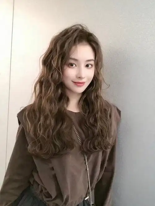 慵懒风格蛋卷头这款蓬松蛋蛋卷发型火爆了