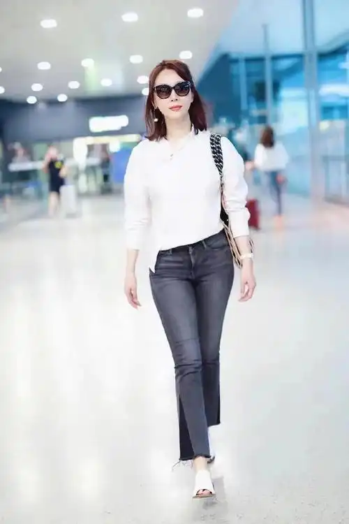 看46岁陈数演绎熟女潮范,穿搭简约有品味,中年女人可学可模仿