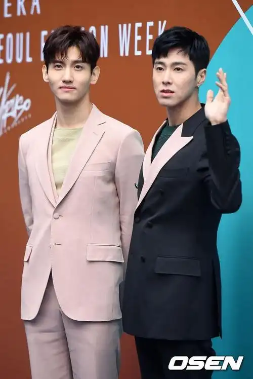 东方神起现身首尔时装周 沈昌珉郑允浩帅气西装cp感强【组图】