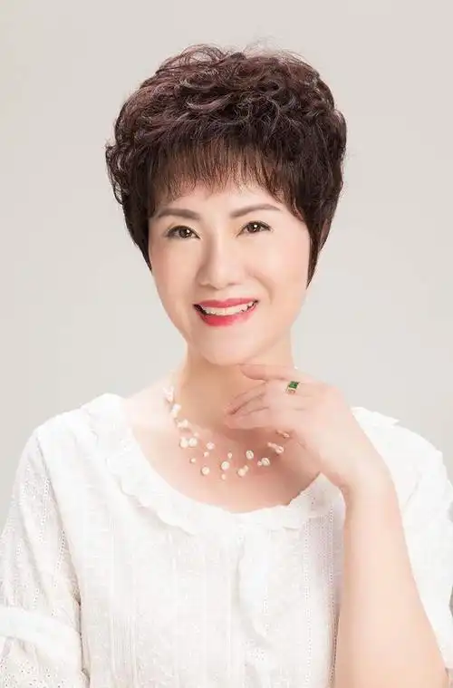 50岁女人不想有"大妈感",记得避开这4种发型,容易显老没气质