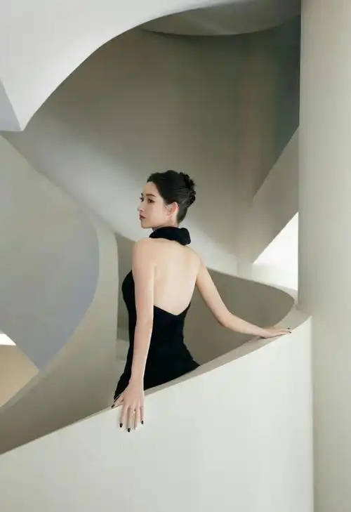 王玉雯亮相微博电影之夜引发热议两套换装展现双重魅力|黑裙|长裙