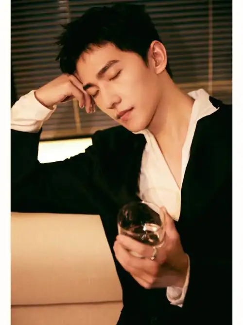 杨洋黑色深v西装造型