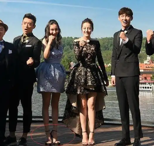 baby腿短众所周知,与热巴同框她这样巧妙化解尴尬!