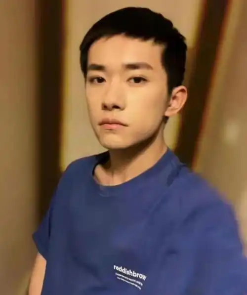 易烊千玺寸头照片也太帅了吧果然寸头是检验颜值的最后手段