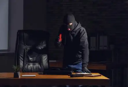 小偷在办公室偷东西照片