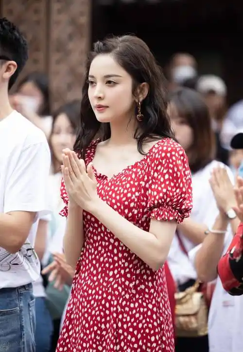 清纯美女古力娜扎又晒穿搭意想不到的惊艳妥妥的时髦精女孩