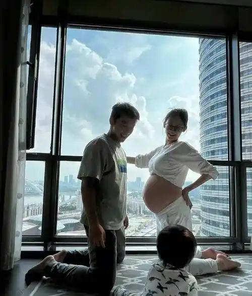 原创郑恺官宣苗苗二胎产子晒老婆孕照喊话城堡里又多了一位王子