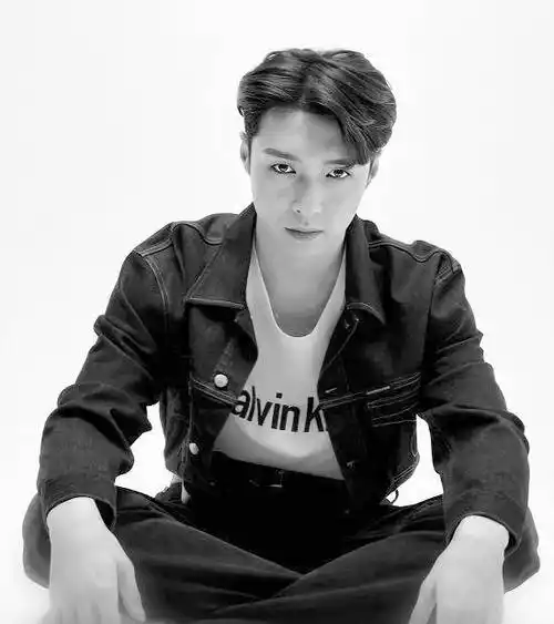 张艺兴身穿ck脚踩匡威!