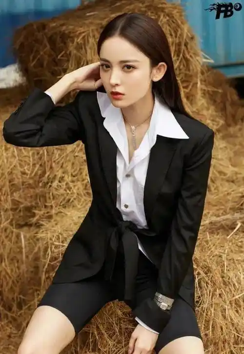 古力娜扎经常在拍摄杂志时是一张冷脸,搭配冷调西装不要太合适.