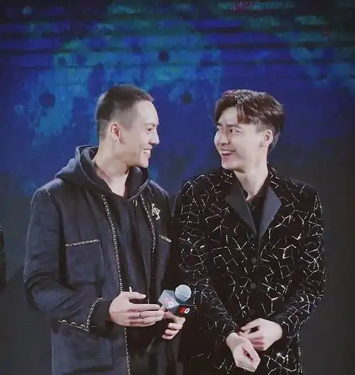 李易峰陈伟霆同框,不仅撞发型,举止还特别亲密,怎一个帅字了得