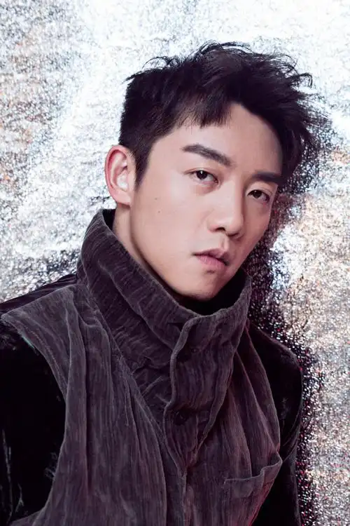 郑恺丝绒套装雅致帅气 红黑碰撞演绎别样型男魅力