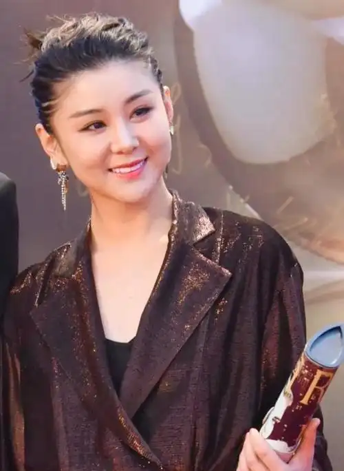 李小萌美艳动人端庄大方的写真照