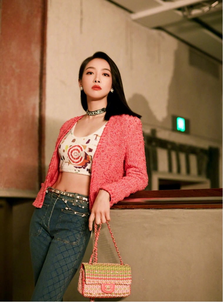 宋茜这马甲线也太"撩人"了!粉色夹克搭背心,好身材一览无遗