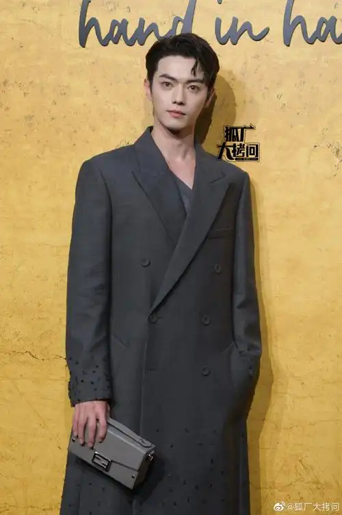 许凯的西装好长