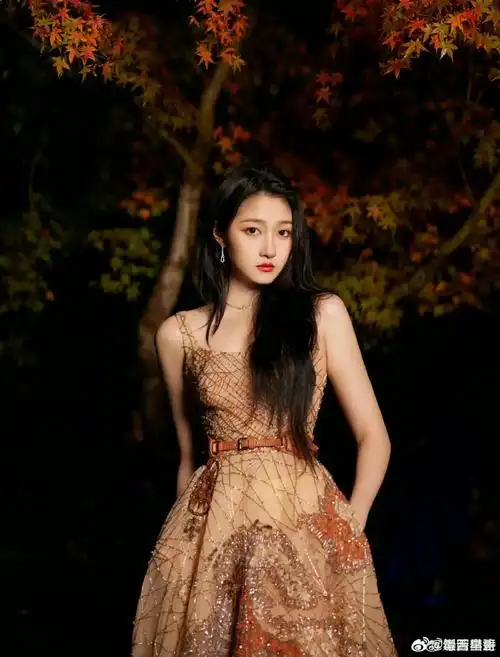 关晓彤红毯问今天头发和衣服是搭的吧