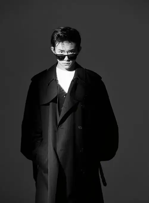 人气暴涨,资源也接踵而至,成为演员,拿到奢侈品代言,时尚杂志大满贯