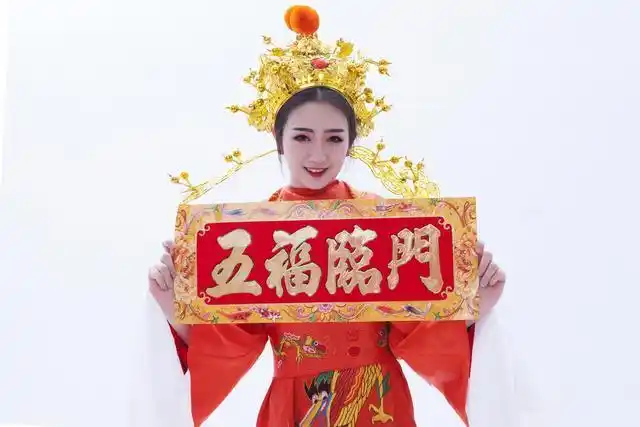 "财神小姐姐"走红呆萌甜美十分讨喜 万人寻找佛系美女真面目-头条巴士