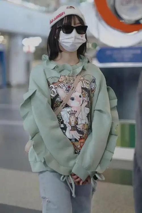 郑乃馨机场饭拍身穿清新绿色印花卫衣