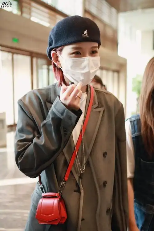 陆柯燃染红发#陆柯燃机场饭拍,染了红发,新发色好绝!