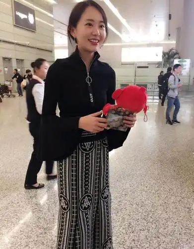 孙耀琦的高马尾造型很俏皮,身穿"破旧"牛仔衣配牛仔裤,很时髦