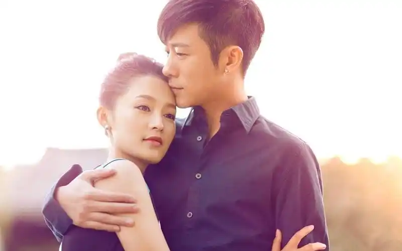 近日,"如风"林申和"如画"李沁再次曝光一组度假风的甜蜜情侣大片,戏里