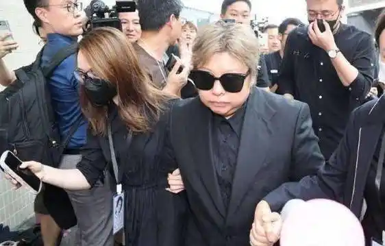 李玟追思会,韩红走路踉跄,萧亚轩致辞痛哭,老公全程冷漠脸_乐裕民