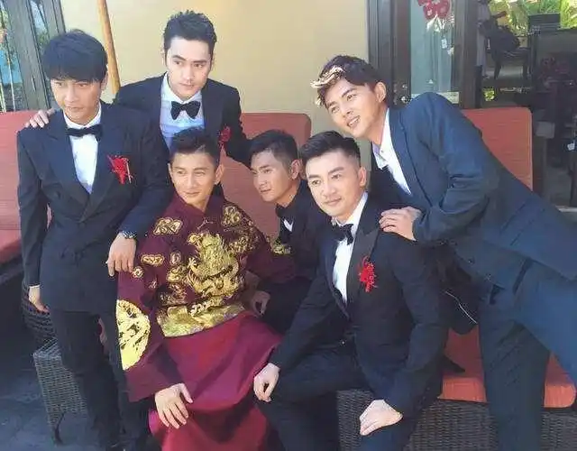 3月20日上午,隆诗婚礼伴郎团曝光,吴奇隆穿龙袍带伴郎霸气出场.