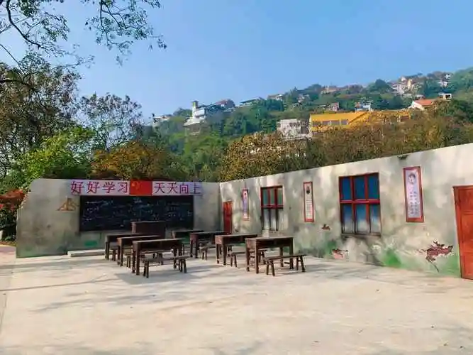 重庆市第十中学校创办于1927年,原名巴县女子中学,1951年更名为重庆市