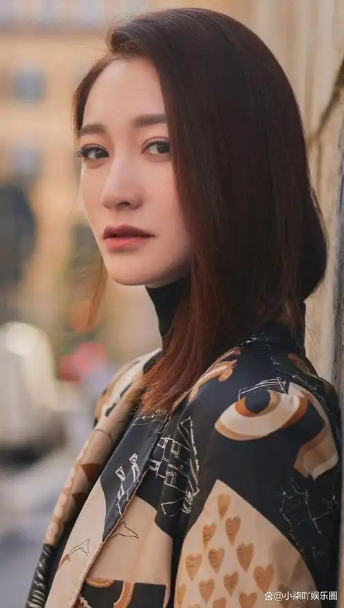 李小冉,这位在演艺圈中饰演过无数经典角色的女演员,一直以来都以其