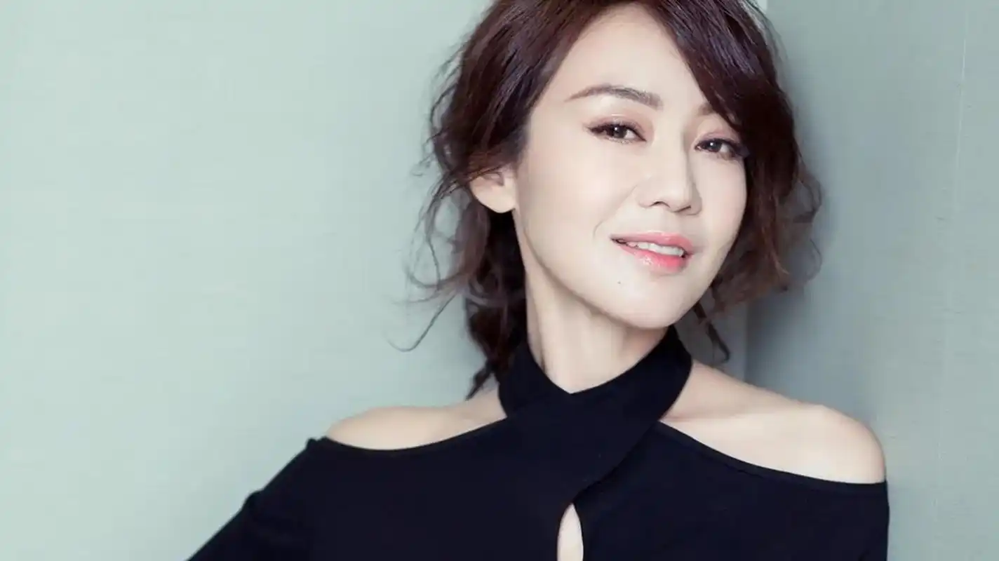 闫妮在刘畊宏直播间摆烂式跳操  热辣明星闫妮现场演砸跳操 撩笑一跃