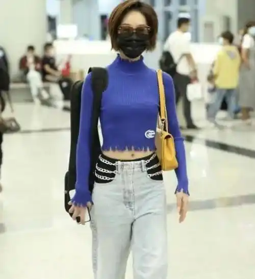 蓝盈莹野心穿搭,牛仔裤就靠几根铁链撑着,露出黑内搭尽显好身材_时尚