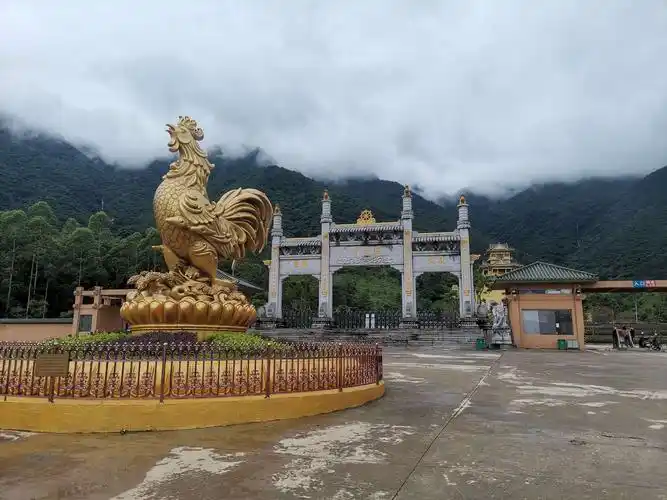 暴雨过后,海丰莲花山峰云雾缭绕宛如仙境