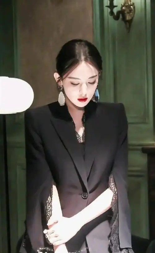 古力娜扎厉害了穿黑色西装配精致耳环散发霸道总裁的气息