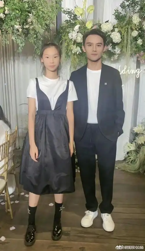 有网友发了和王凯的合照美颜滤镜下的王凯有点奇怪不如不加