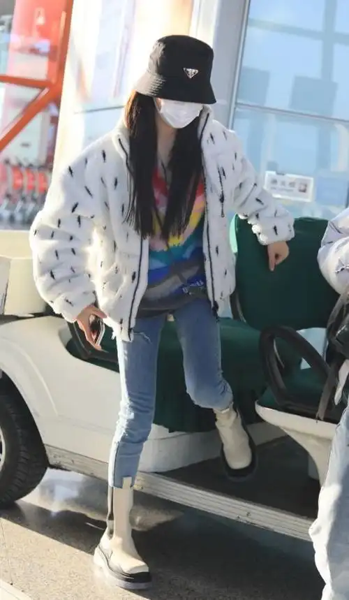 杨超越下车照被疯传当她伸下腿那刻这腿长得让人不敢信