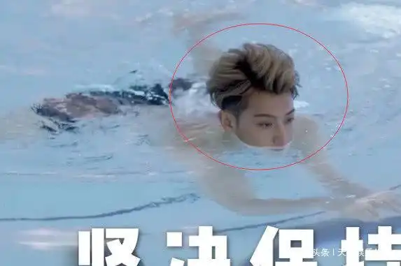 男星发型有多重要?黄子韬游泳后暴露真实颜值,男神形象幻灭了