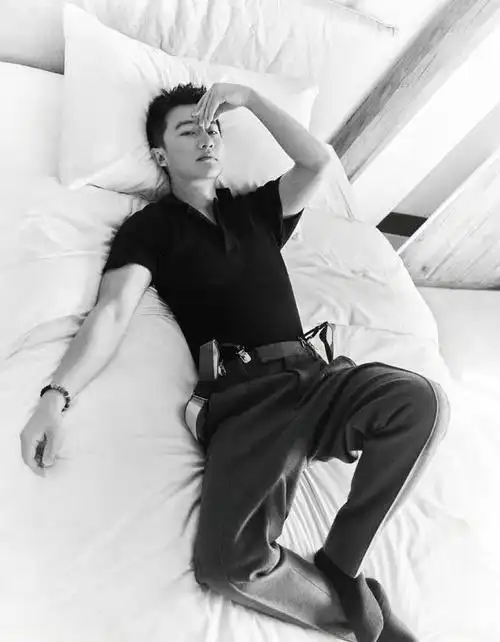 黄轩时装大片荷尔蒙爆表熟男气息迷人得鼻血直流让人眼前一亮