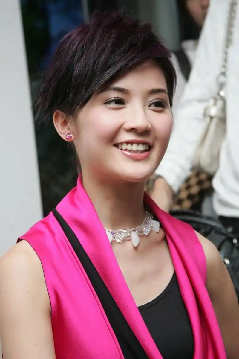 蔡卓妍(charlene choi)是一位出生于中国香港的女歌手,演员及主持人