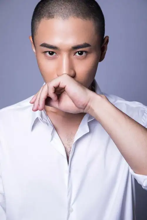 演员李中煜最新写真 变身禁欲系型男精英气足