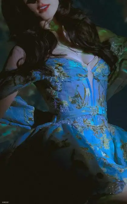 迪丽热巴直播生图好漂亮##迪丽热巴复古抹胸刺绣泡泡裙造型